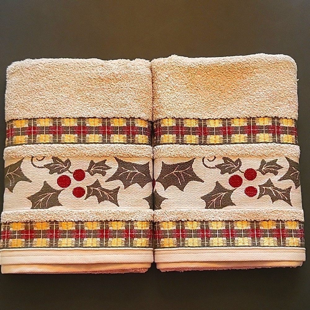NEW Holiday Bath Towels, Taupe with Green, Red & Gold Holly Set of 2!